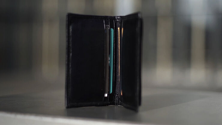 The Viper Wallet 2 by Sylvain Vip & Maxime Schucht standing on edge